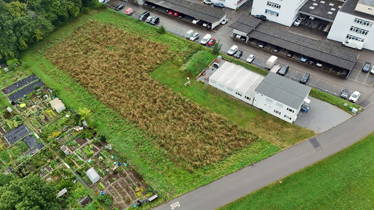 In Ebmatingen steht eine Containeranlage, in der Geflüchtete wohnen. Geht es nach dem Gemeinderat, soll sich hier die Kapazität erhöhen. Die Asylunterkunft an der Lohwisstrasse in Ebmatingen.
